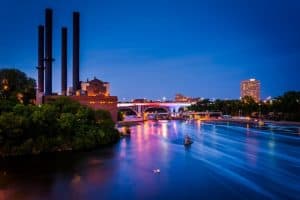 Image of the Stone Arch Bridge in Minnesota at dusk