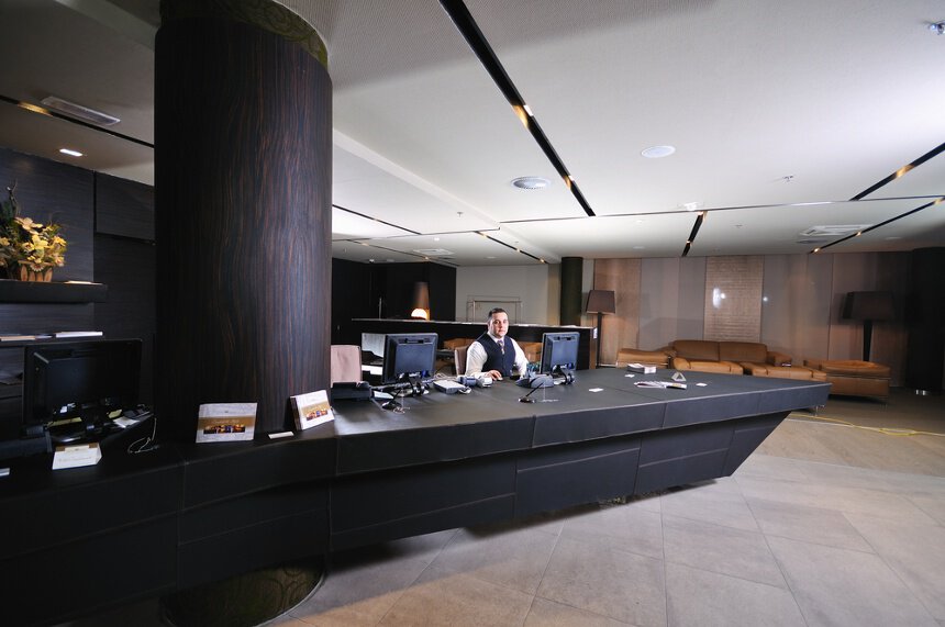 Image of a reception area at a business that uses a hospitality answering service